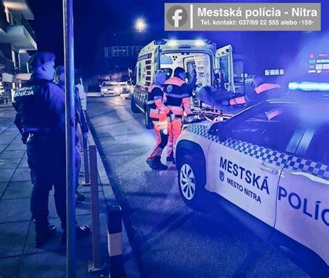 policajti poskytujú prvú pomoc dieťaťu