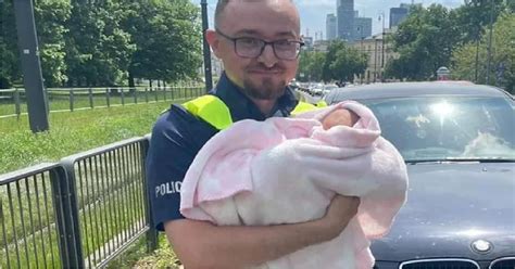 policajt vyslobodzuje bábätko zo zamknutého auta