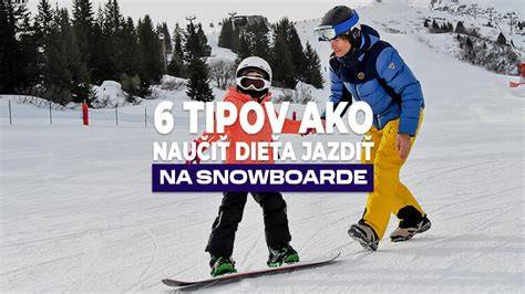 Dieťa na snowboarde na zasneženom svahu