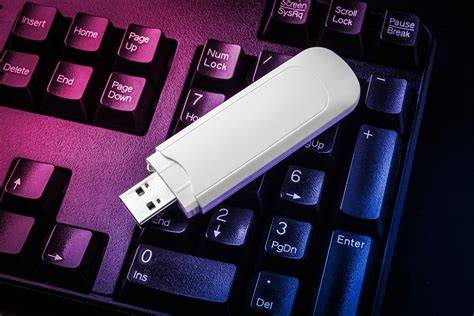 USB kľúč pripojený k notebooku