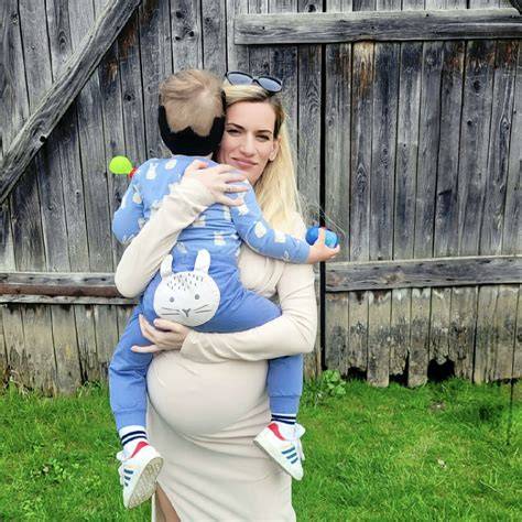 mamička dojčí bábätko na vankúši