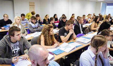 Študent vysokej školy pracujúci na notebooku