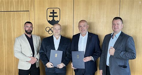 Aktívne batoľa pri pohybovej hre