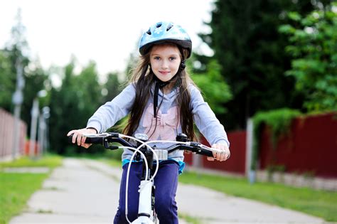 dieťa na 20-palcovom bicykli s prilbou