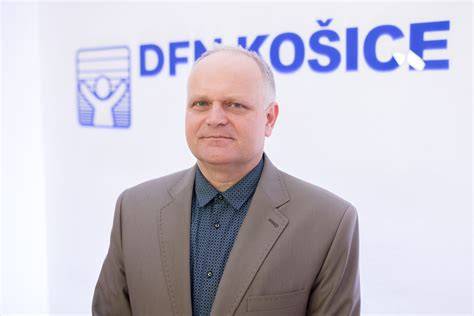 rodič pracujúci z domu pri dieťati