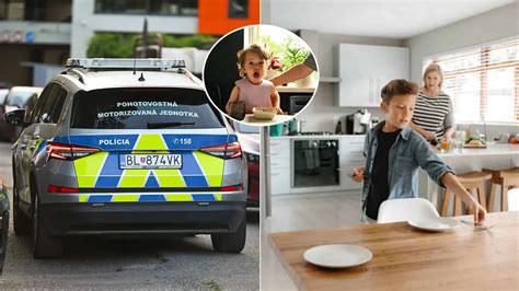 dieťa sediace pri jedle s príborom