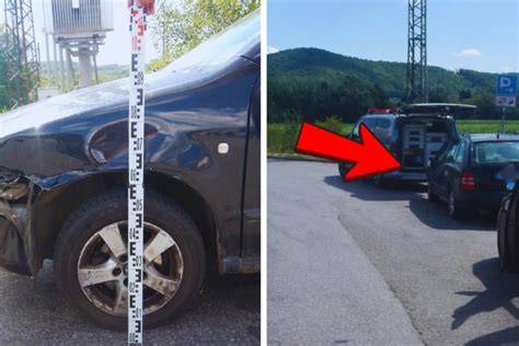 poškodené auto na parkovisku