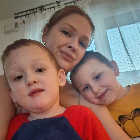 Rodič komunikuje s dvojročným dieťaťom