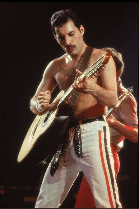 Freddie Mercury na pódiu so skupinou Queen