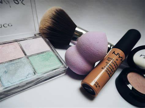 kozmetické produkty a líčenie na veľtrhu krásy
