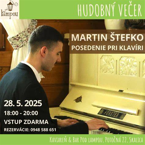 mladý slovenský klavirista pri klavíri