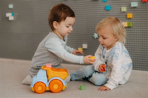 Opatrovateľka pri hre s dieťaťom doma