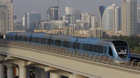 Dubajské metro medzi mrakodrapmi