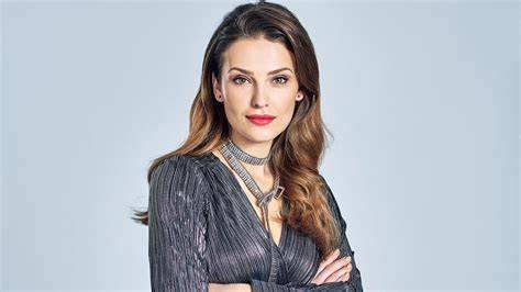 Martina Krištofová pri maľbe