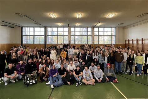 Mladí ľudia realizujúci komunitný projekt