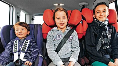Tri detské autosedačky na zadnom sedadle